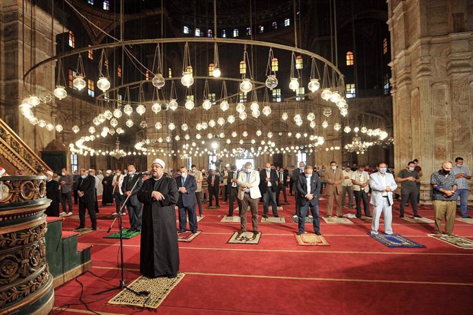 Oraciones en una mezquita de El Cairo