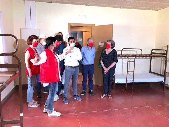 El conseller Chakir el Homrani visita un equipamiento para temporeros que se tengan que aislar, en Pontós (Girona).
