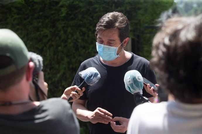 El diputado de Unidas Podemos Rafa Mayoral ofrece declaraciones a los medios de comunicación tras haber asistido a la reunión de trabajadores de Alcoa con el comité de empresa en la planta de San Cibrao, Lugo, Galicia (España), a 22 de julio de 2020.