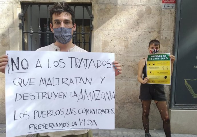 Jóvenes protestan ante la Embajada de Brasil en Madrid contra los incendios en la Amazonía y la pasividad internacional