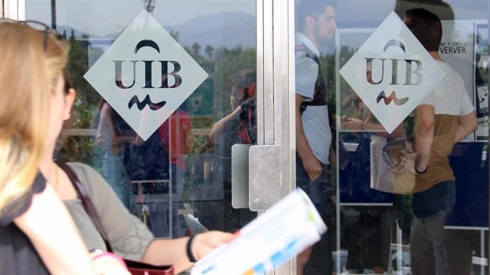 Puertas con el logo de la UIB.