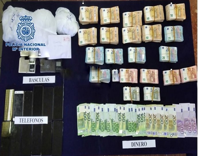 Cocaína, objetos y dinero intervenidos