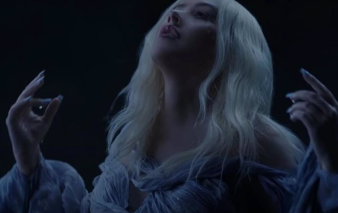 Christina Aguilera en el videoclip 'Reflection' de 'Mulan'