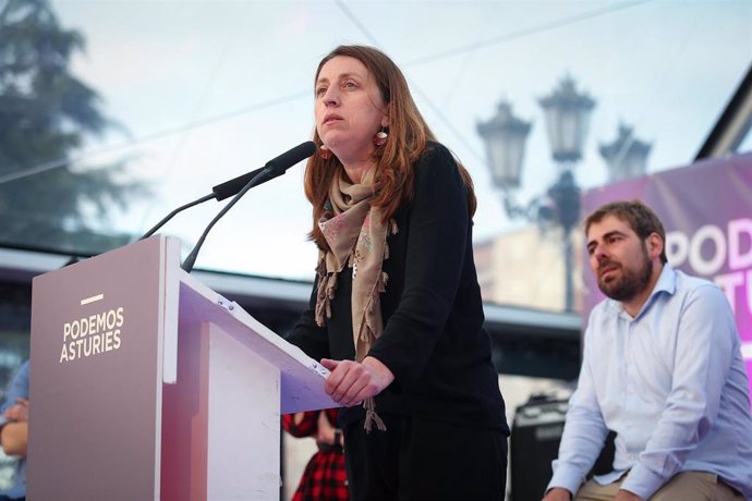 Los diputados de Podemos Asturies Lorena Gil y Daniel Ripa