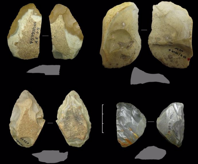 Varios Keilmesser y un cuchillo con respaldo simple (arriba a la derecha) del período neandertal de hace 60.000 a 44.000 años, de la cueva Sesselfelsgrotte cerca de Kelheim