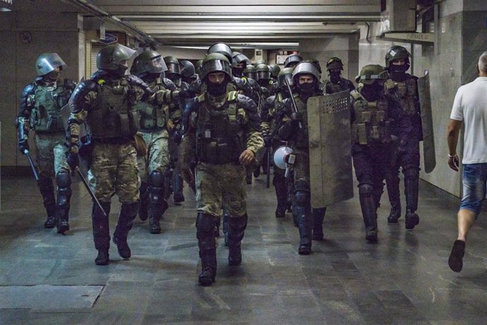 Una patrulla de policías militarizados recorre una de las estaciones del metro de Minsk para prevenir altercados durante las últimas manifestaciones contra un supuesto fraude electoral en las pasada elecciones.