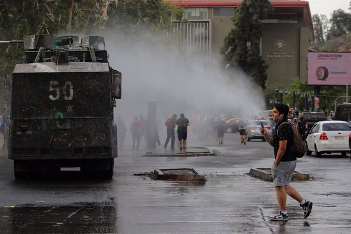 Cañón de agua durante las protestas en Chile
