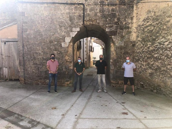 El director general de Administración Local y Despoblación, Jesús M Rodríguez, y el alcalde de Zúñiga, Pedro M Oteiza, en la muralla de la localidad.