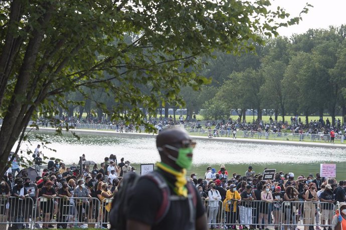 EEUU.- Miles de personas piden justicia en Washington en una marcha contra el ra