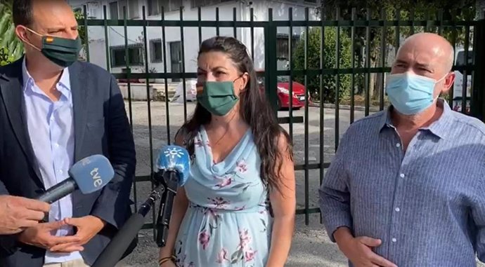 El parlamentario andaluz Francisco José Ocaña y la diputada Macarena Olona, de Vox, con el alcalde de Víznar, Joaquín Caballero (IU), a la derecha en la imagen, tomada de un vídeo remitido por Vox