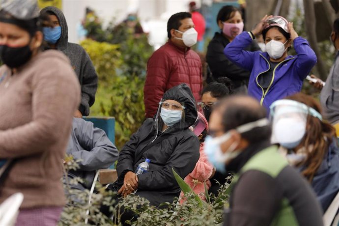 Un grupo de personas en Lima espera a ser sometida a una prueba rápida de detección de la COVID-19.