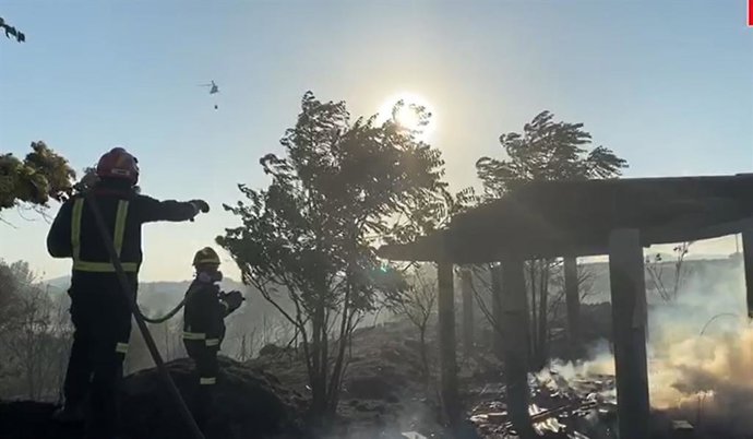 Imagen de recurso de Bomberos sofocando un incendio forestal en Colmenar Viejo. 
