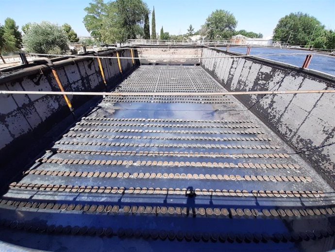 Aguas de Alcázar renueva el sistema de difusores en la Estación Depuradora de Aguas Residuales por otros de última tecnología