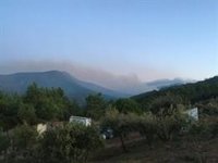 Un incendio declarado de madrugada obliga a evacuar a 120 personas de dos pedanías de Las Hurdes
