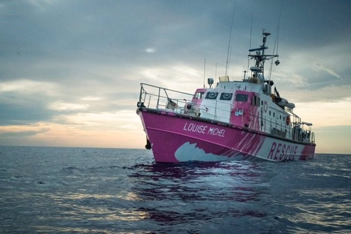 Europa.- El barco de rescate 'Louise Michel' pide socorro por sobrepeso con 219 