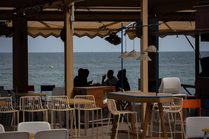 Diverses persones en la terrassa d'un bar de Barcelona