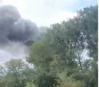 Bomberos tratan de controlar un incendio declarado en una nave de motos en el Polígono de Silvota