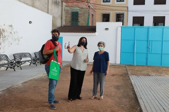 El Ayuntamiento de Córdoba realiza labores de pintura y  acondicionamiento en siete centros de mayores