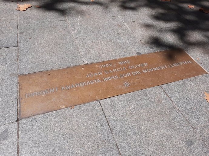 Placa del dirigent anarquista i ministre Juan García Oliver en el Passeis de la Memria, de la Rambla del Poblenou, a Barcelona