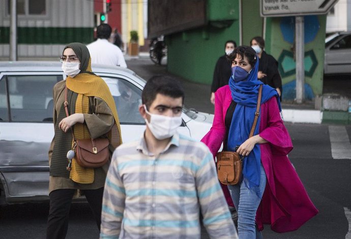 Personas con mascarilla en Teherán