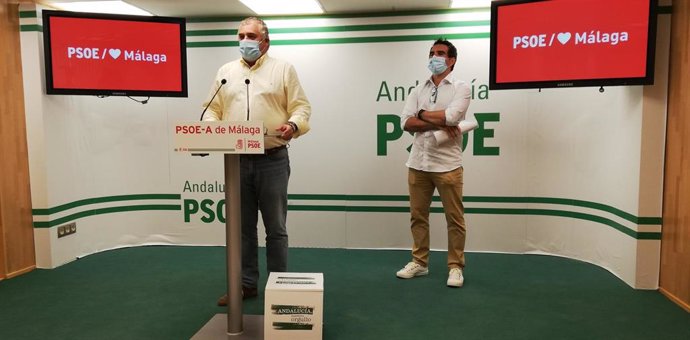 Javier Carnero, coordinador del Gabinete Parlamentario del PSOE de Málaga, y Marcos Antonio Ruiz, secretario de Educación de la formación, en rueda de prensa 