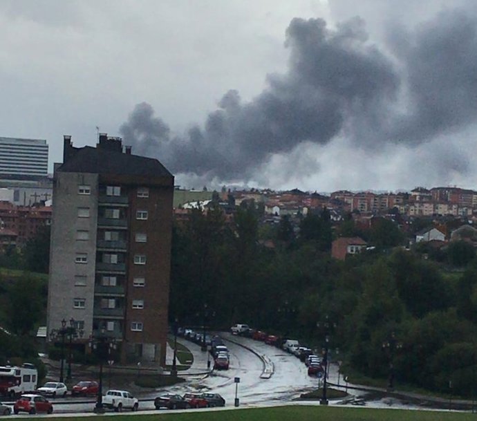 Columna de humo del incendio en una nave del polígono de Silvota vista desde Oviedo