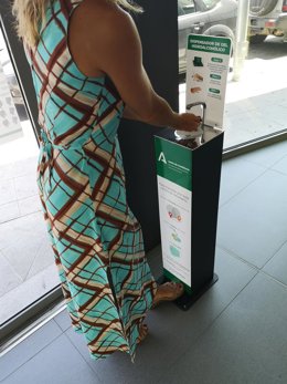 El uso de gel es uno de los recursos para frenar la expansión del virus