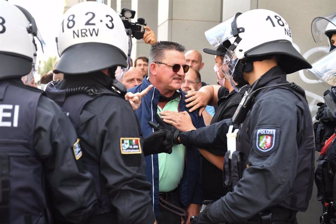 Coronavirus.- La Policía alemana disuelve la manifestación de Berlín contra las 