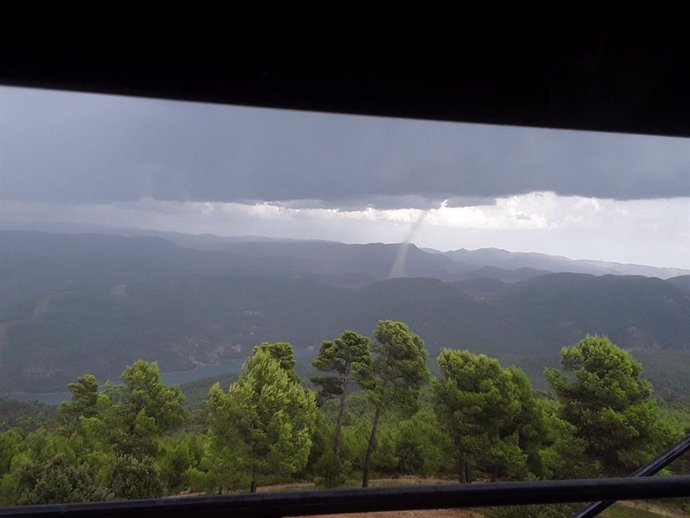Pequeño tornado en Tuéjar (Valencia)
