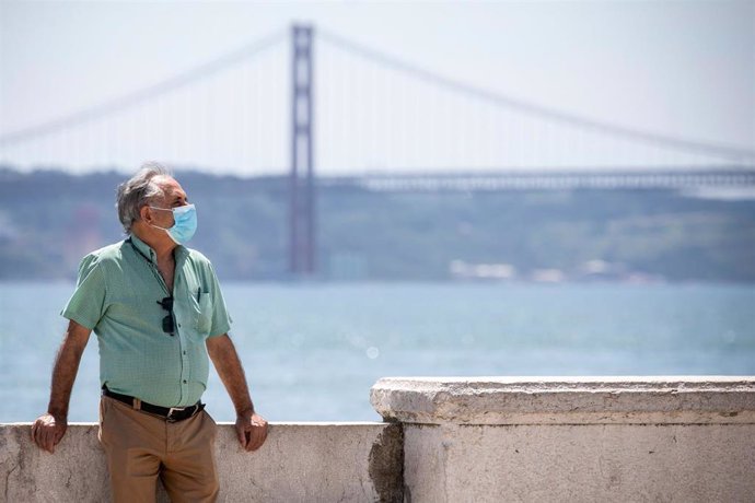 Un hombre con mascarilla en Lisboa, Portugal