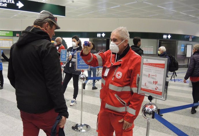 Controles de coronavirus en el aeropuerto de Milán