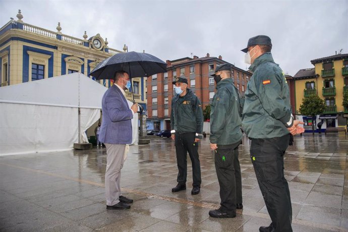 El presidente del Principado, Adrián Barbón, con agentes de la Guardia Civil en Laviana