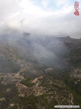 Imagen aérea del incendio declarado en Benimantell