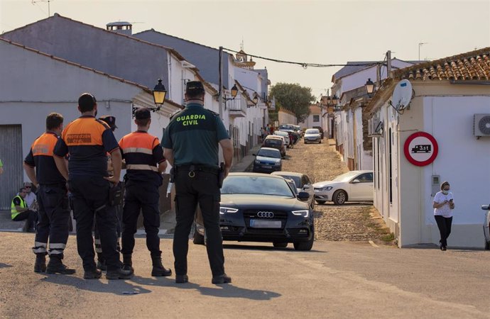 Vecinos de El Buitrón desalojan la localidad debido al humo del incendio forestal de Almonaster la Real (Huelva).