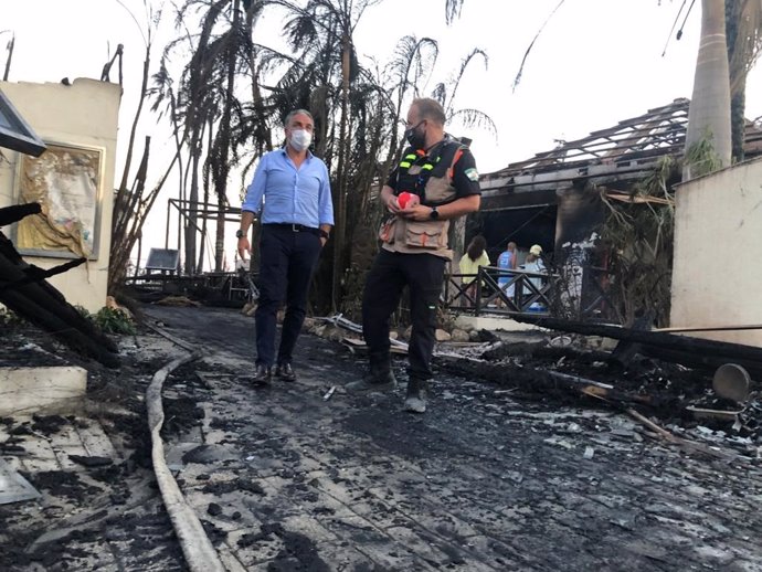Elías Bendodo  en la zona afectada por el incendio en Estepona