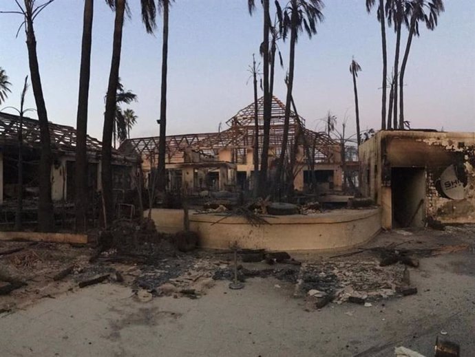 Centro comercial Laguna Village de Estepona calcinado tras un incendio forestal