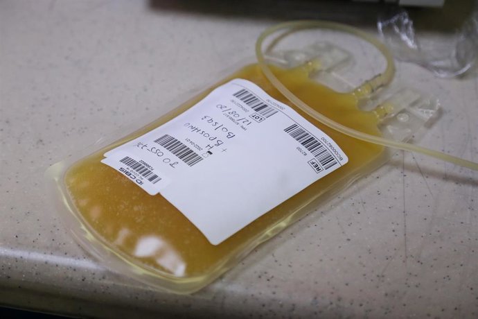 Un paciente recuperado tras el coronavirus dona su plasma. 