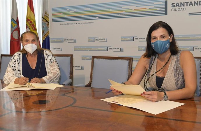 Firma del convenio de colaboración entre el Ayuntamiento de Santander y la Asociación de Mujeres Gitanas Progresistas