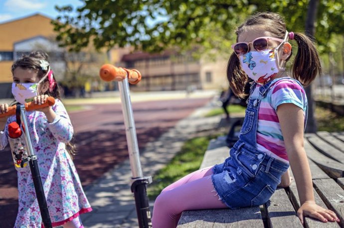 Niñas jugando con mascarillas.