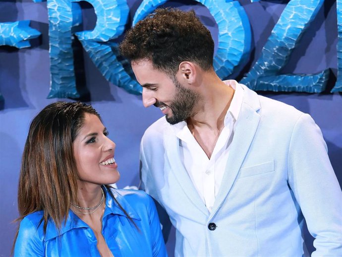 Isa Pantoja y Asraf se miran embelesados en la premire de "Frozen 2"