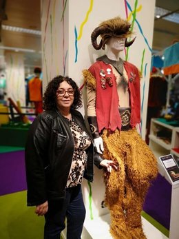 Mercedes Mayone junto a uno de los tipos de Carnaval