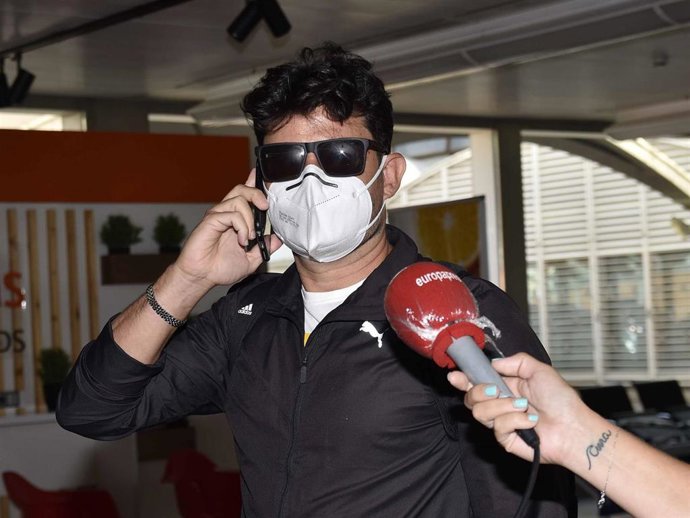 Javier Santos a su llegada a Madrid tras conocerse que la Onu intervendrá en la demanda de paternidad que interpuso a Julio Iglesias despujés de que la Audiencia Provincial desestimara la sentencia a su favor por se un caso ya juzgado por el Supremo.