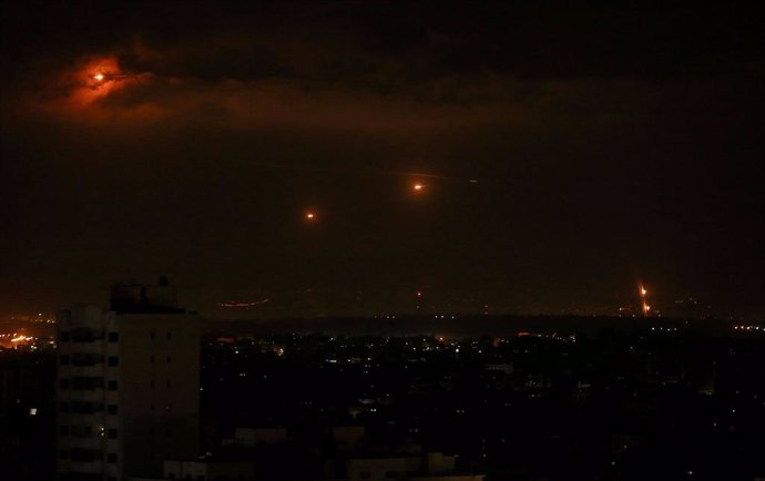 O.Próximo.- Israel reanuda sus ataques sobre Gaza en respuesta a los globos ince