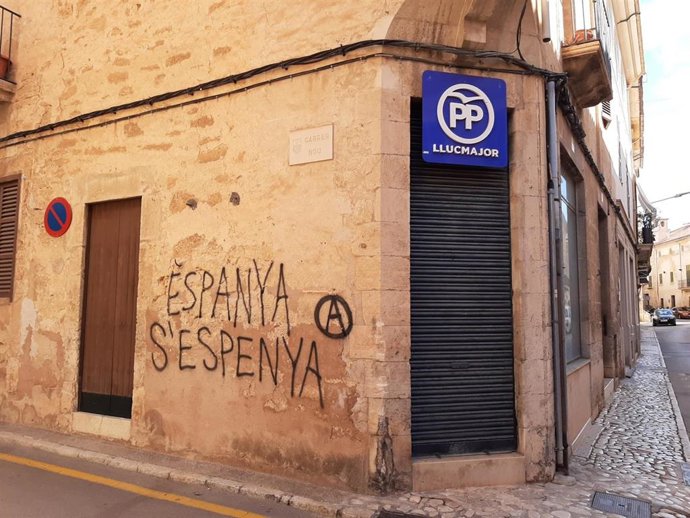 Pintada vandálica en la fachada de la sede del PP de Llucmajor