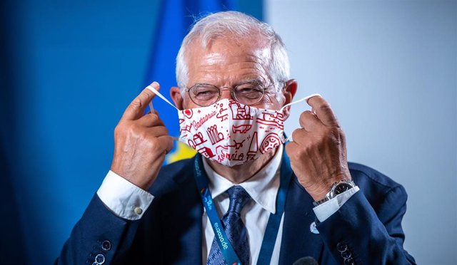 El Alto Representante de la Política Exterior y de Seguridad Común de la UE, Josep Borrell, con una mascarilla