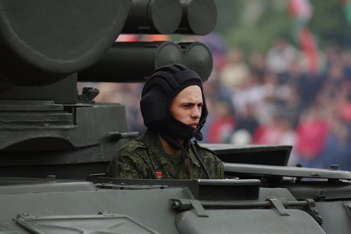 Un tripulante de un carro de combate en Bielorrusia