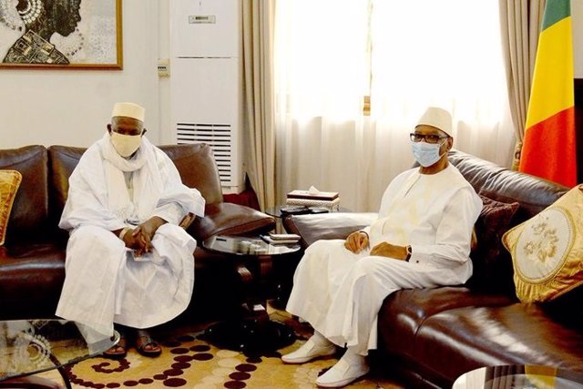 Encuentro del presidente de Malí, Ibrahim Boubacar Keita, con el imán Mahmud Dicko (a la izquierda)