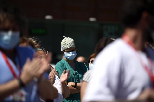 Miembros de la Junta de Personal del Hospital Universitario Severo Ochoa, formada por varios sindicatos, durante la concentración de apoyo al pueblo de Leganés "por su apoyo y ayuda incondicional" durante la pandemia del Covid-19 a las puertas del centro 