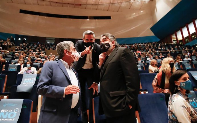 El ministro de Cultura asiste con el presidente y el vicepresidente de Cantabria a la clausura del FIS