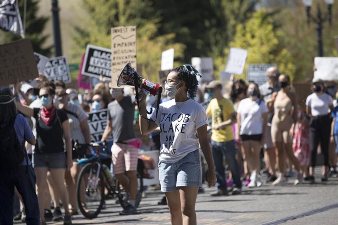Cientos de personas marchan por las calles de Portland durante las protestas por los últimos episodios de violencia racial en EEUU.